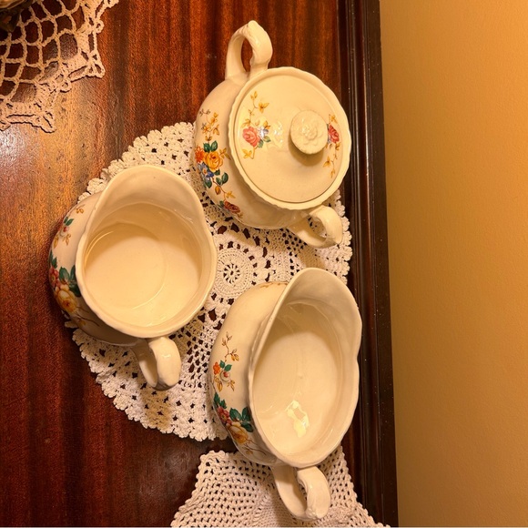Grindley England "Cream Petal" Creamer and Sugar Bowl Set with gravy boat - Picture 7 of 7